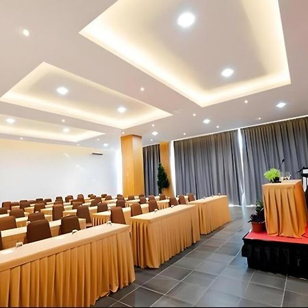 The Crew Hotel Kualanamu International Airport Medan Exterior foto