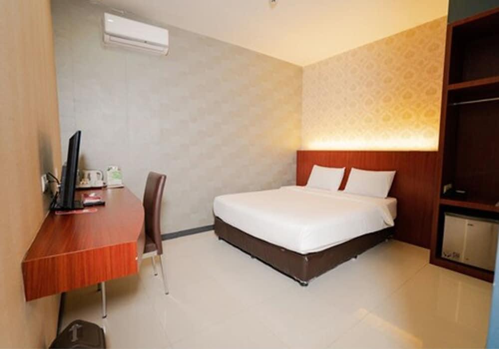 The Crew Hotel Kualanamu International Airport Medan Exterior foto