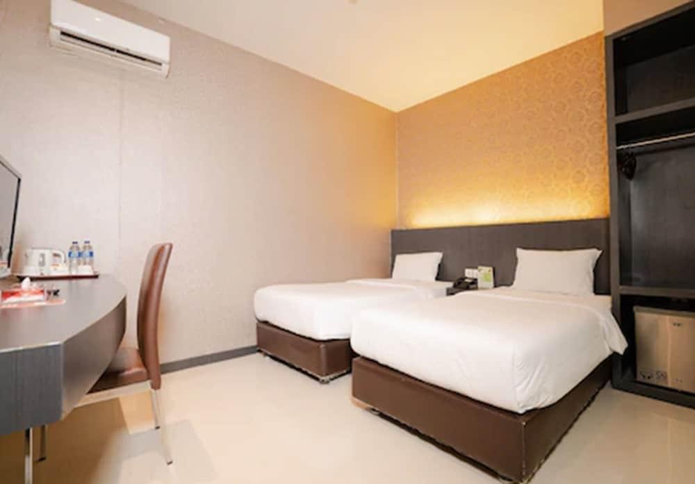 The Crew Hotel Kualanamu International Airport Medan Exterior foto