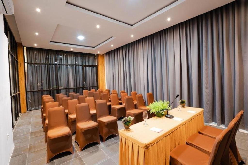 The Crew Hotel Kualanamu International Airport Medan Exterior foto