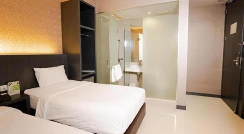 The Crew Hotel Kualanamu International Airport Medan Exterior foto
