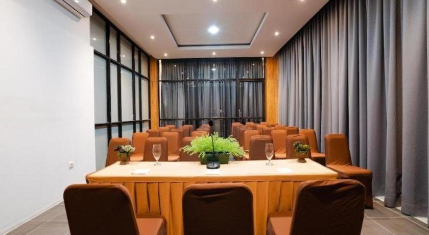The Crew Hotel Kualanamu International Airport Medan Exterior foto