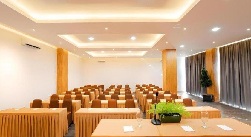 The Crew Hotel Kualanamu International Airport Medan Exterior foto